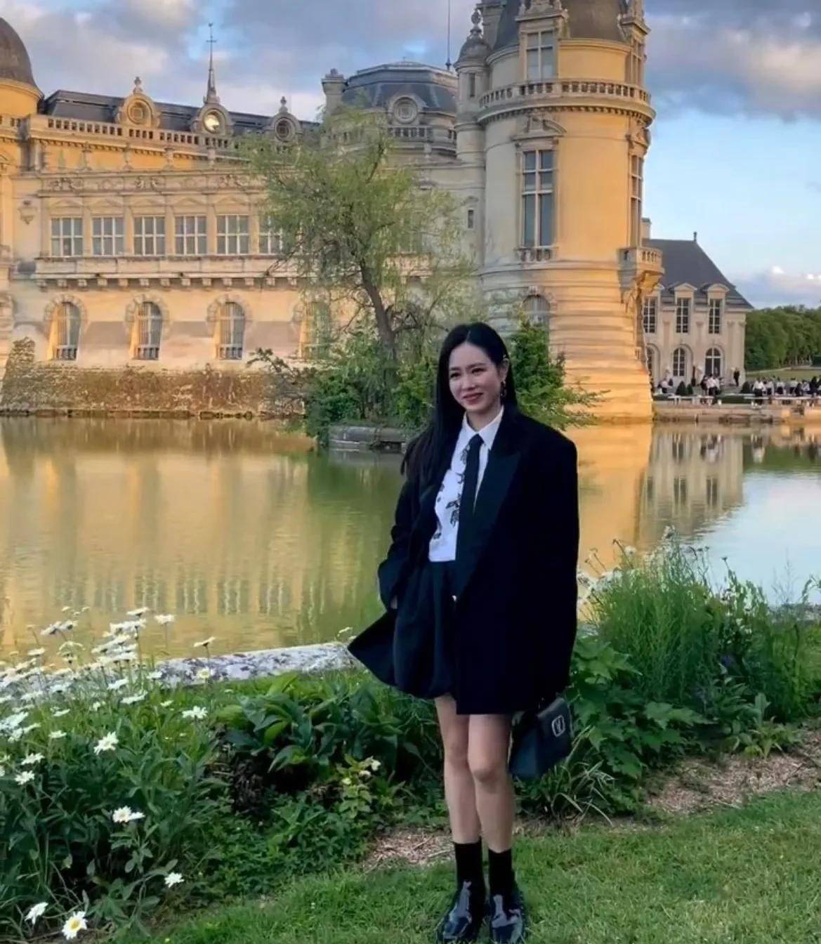 孙艺珍近况8个月去巴黎看秀,穿宽松西装掩饰身材,生图状态显老_网友