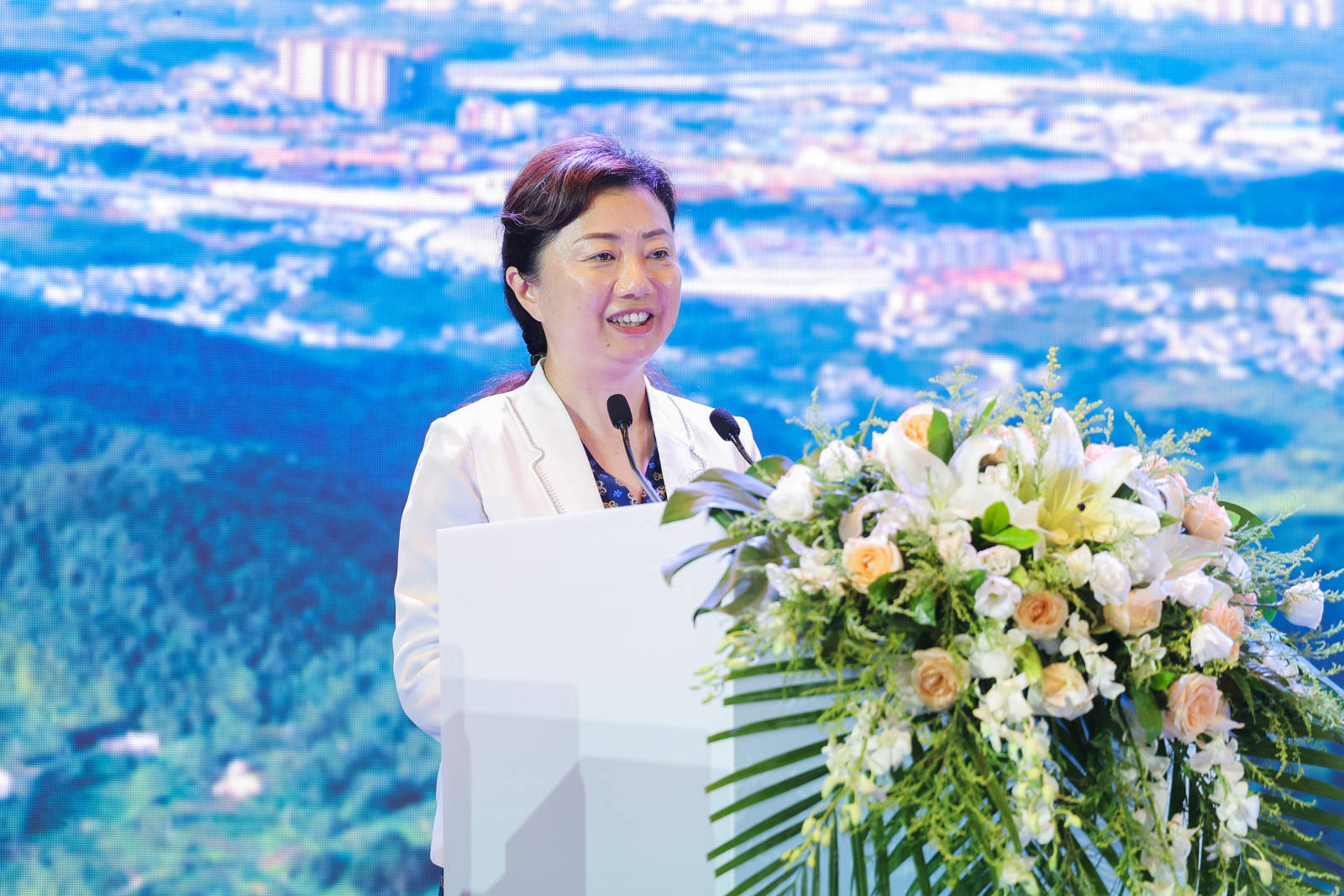 推介会上,贵阳市副市长高杨以《森林里的避暑城市 山水间的爽爽贵阳》