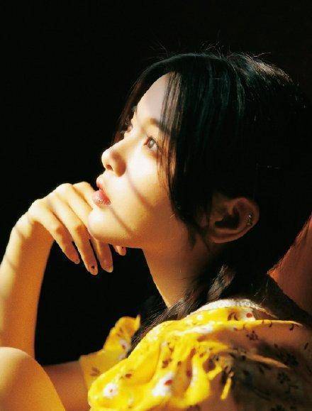 鼻子,饱含忧郁的眼神让人心疼又美得让人沉醉,中分刘海露出杨超越饱满