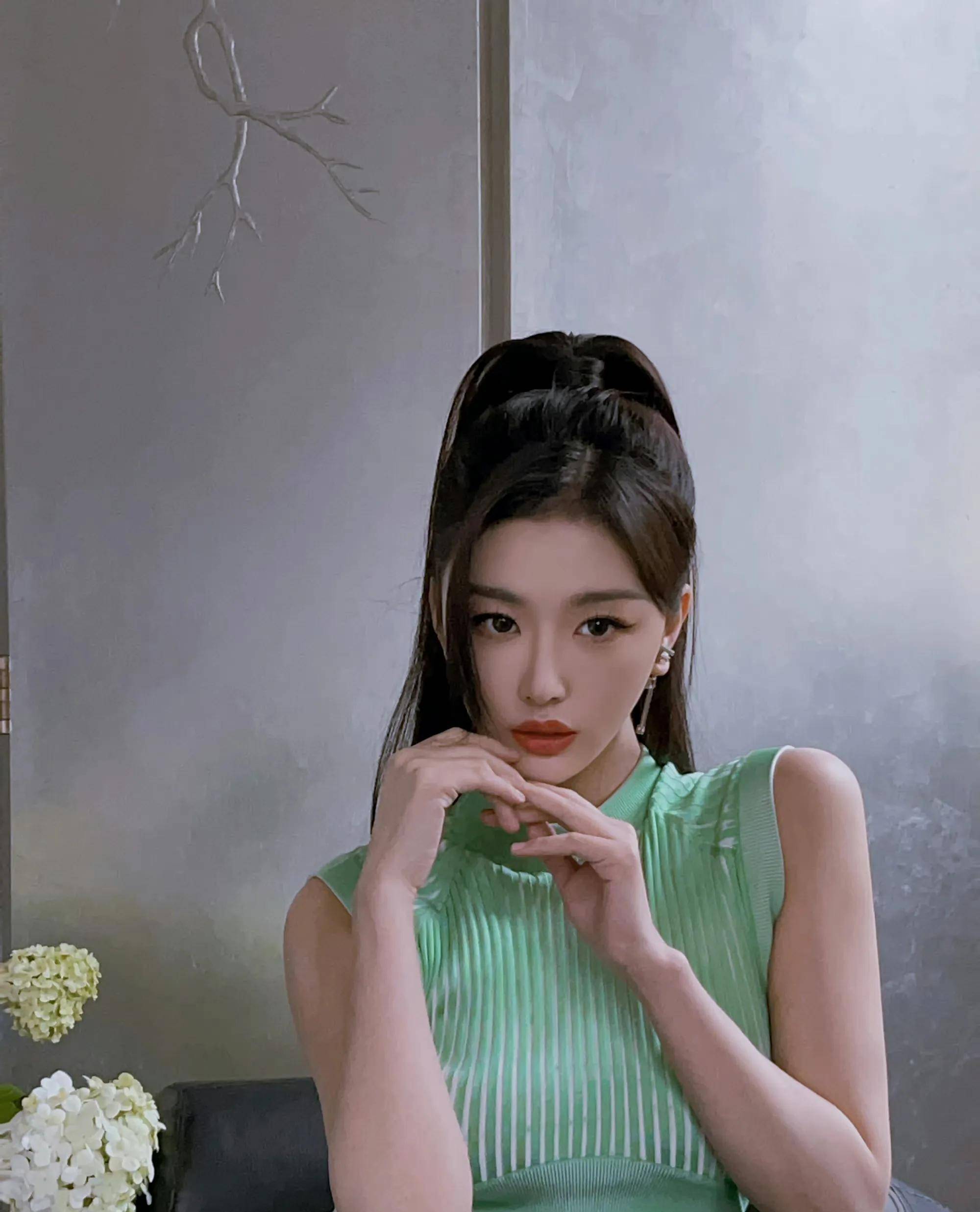 青年演员孔雪儿一袭绿色露脐长裙,勾勒出纤细的腰身,完美的腰臀比