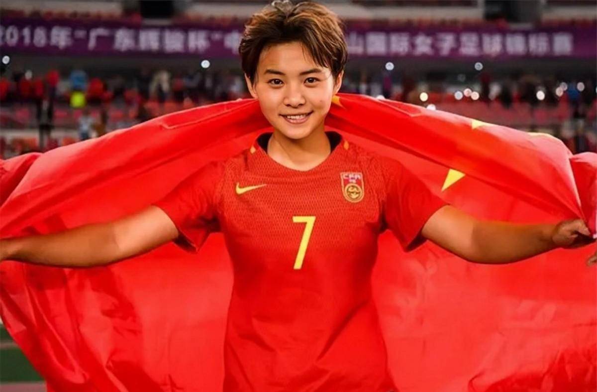 我们女足英雄王霜:5岁时被遗弃,母亲早逝,狼狈离场时泪水涟涟_姨父