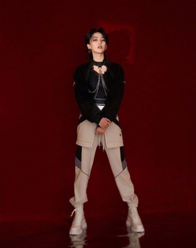 张馨予首次挑战说唱,穿搭酷帅比例优越,粉丝:可以接偶像剧男主_造型