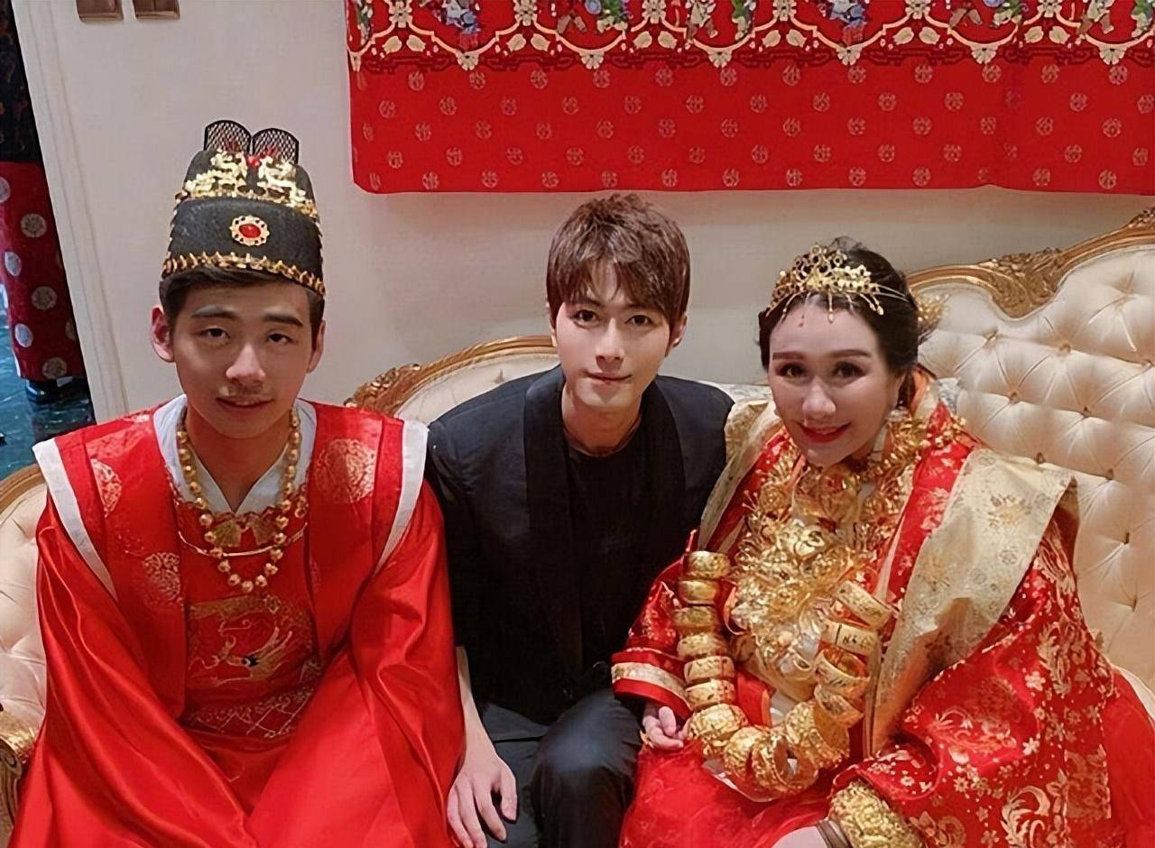 东北小伙辛奇隆:18岁入哈佛,21岁娶大8岁赌王千金