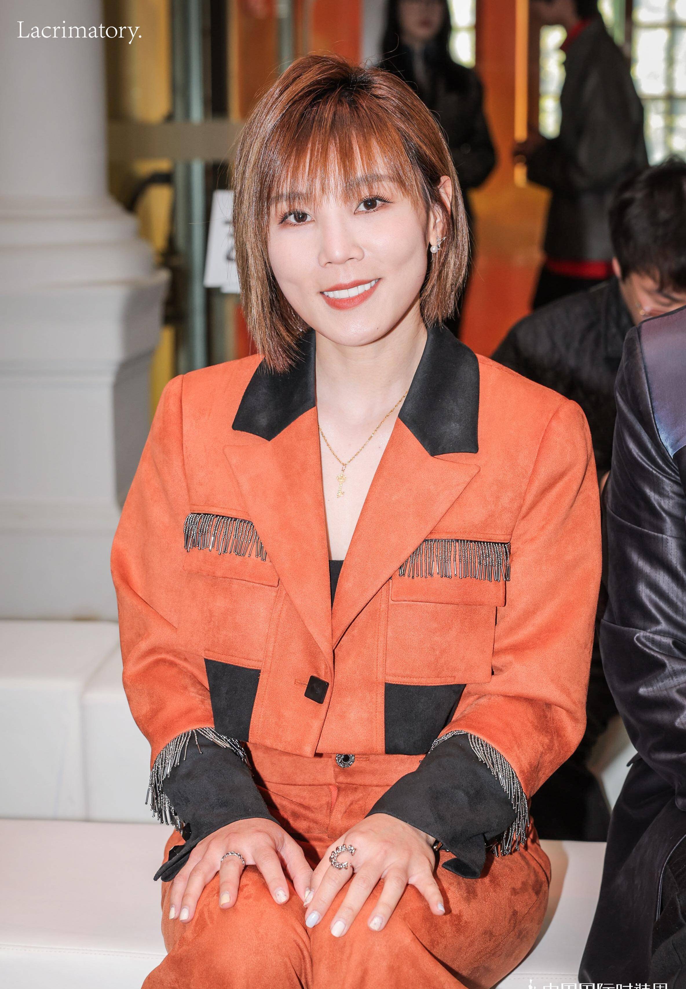 李佳薇佩戴lacrimatory泪瓶亮相中国时装周高定暴瘦秀腰_汪义钦_品牌