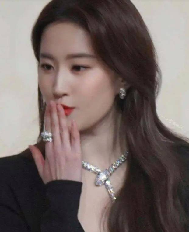 刘亦菲活动生图美出圈,腿长腰也细,果然女明星只是"胖着玩玩"_裙子_的