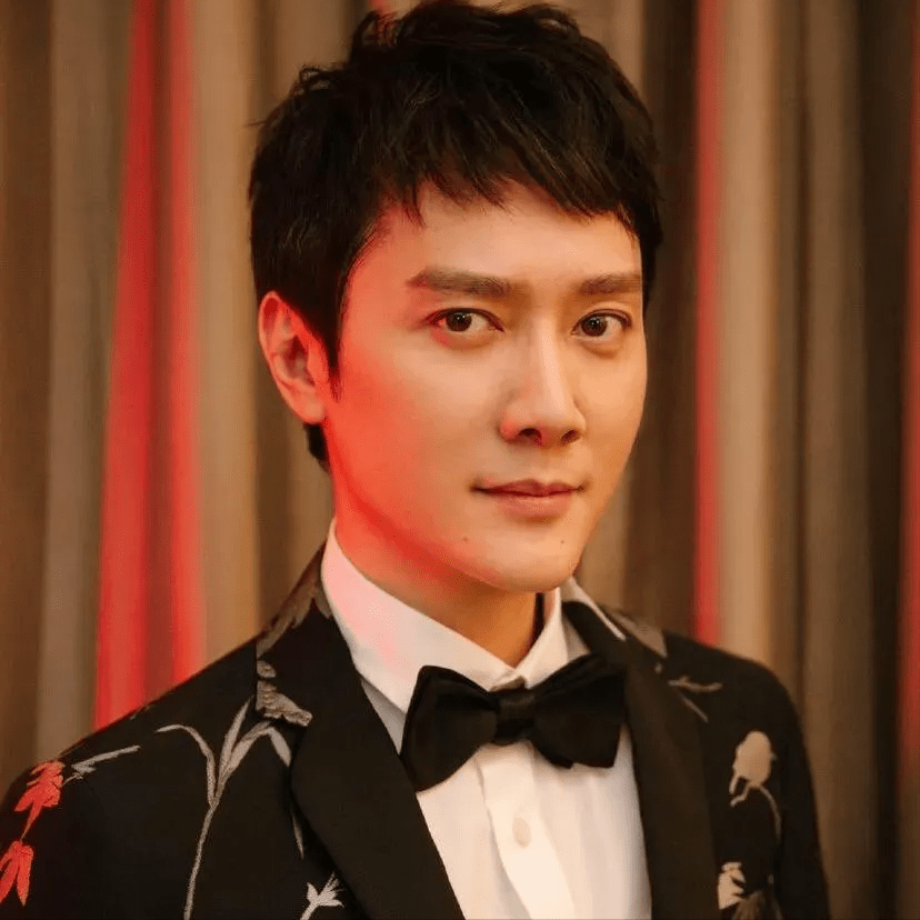 冯绍峰的家境十分要好,父亲的资产过亿.