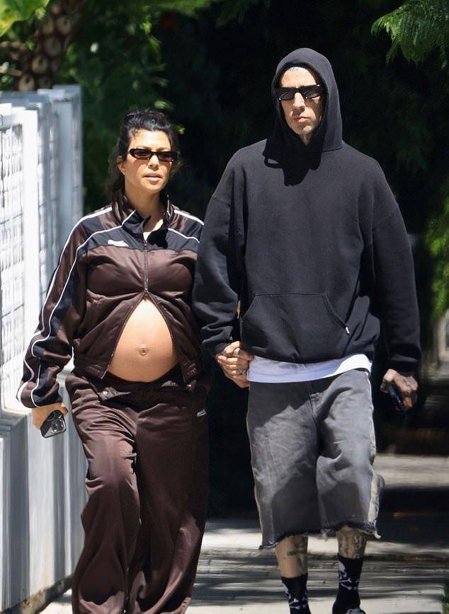 44岁卡戴珊大姐四胎孕肚大如箩,无遮挡秀出来,却被指邋遢无美感_感觉