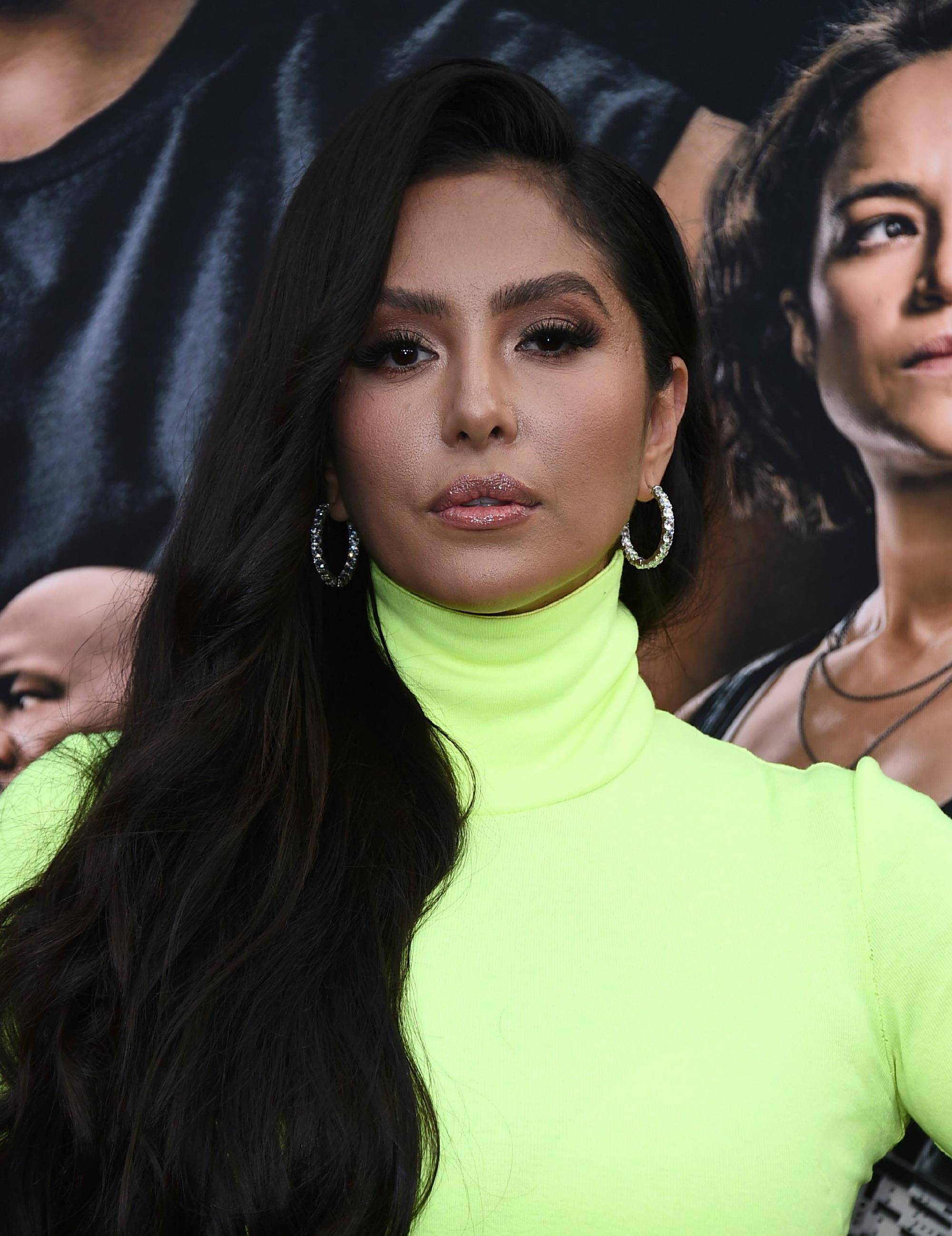 科比妻女走红毯,瓦妮莎身材爆肥毛孔粗大,18岁长女越来越像科比_娜娜