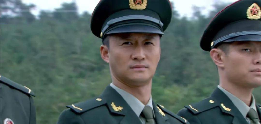 中尉何晨光當兵兩年,為何能當上副連職軍官_特種部隊_新兵營_軍銜