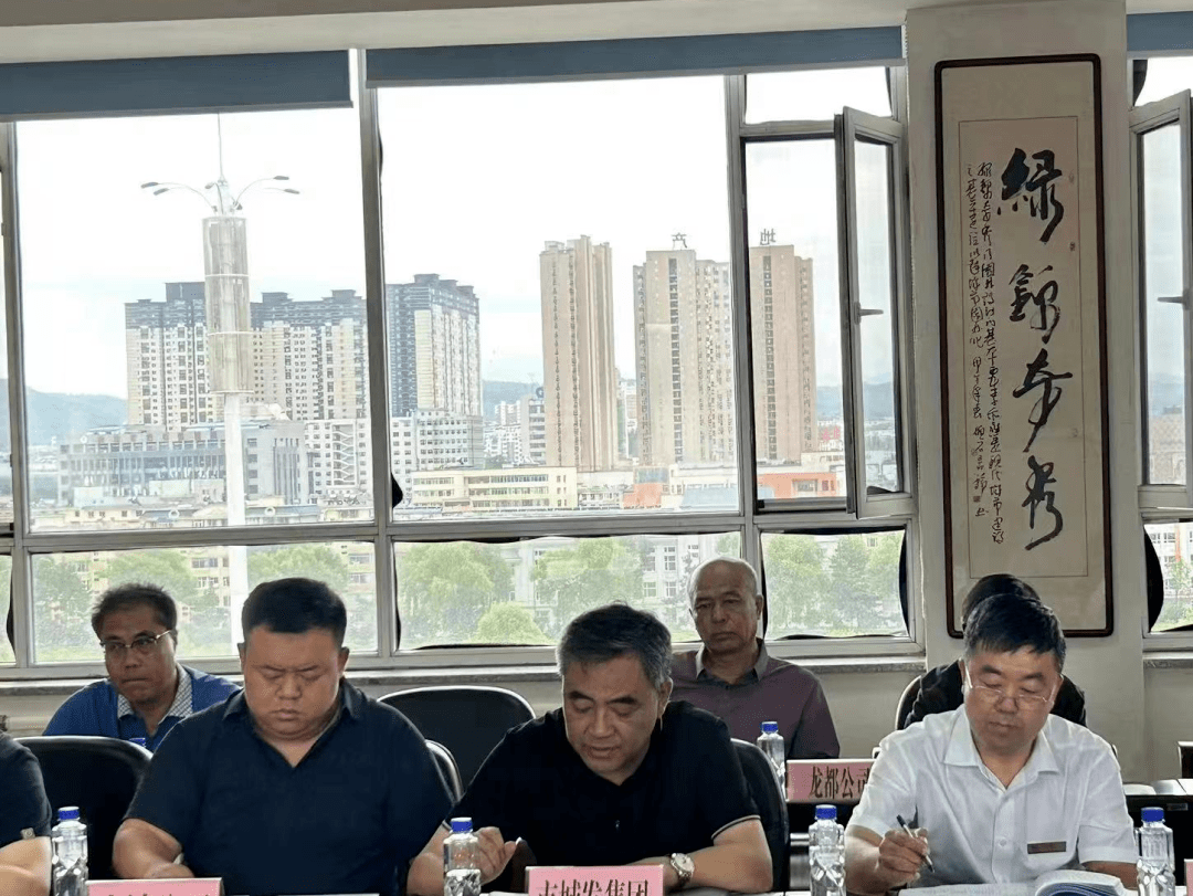 座谈会上,市住建局党组书记,局长刘文江传达了近期市政府关于全市房