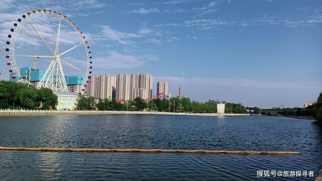 可以稍微来早一些,去榆溪河边的"圣都乐园"逛逛,这里是榆林最大的主题