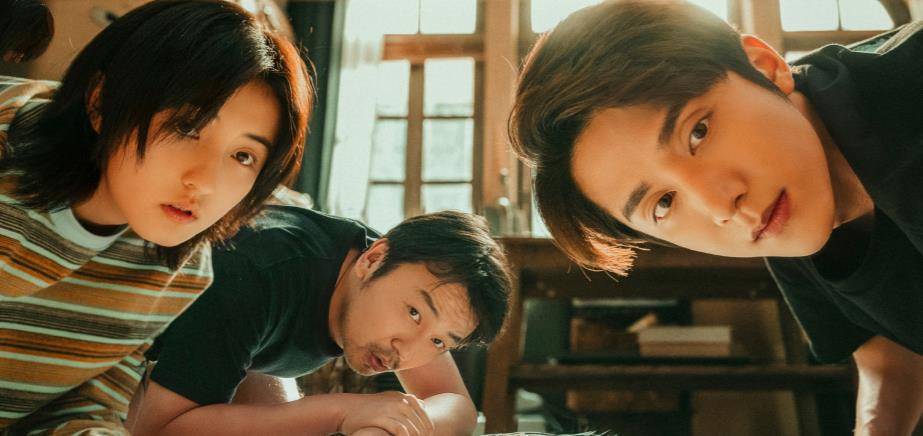 像张新成张子枫和雷佳音主演的《天才基本法》,双时空穿梭旅行,寻找