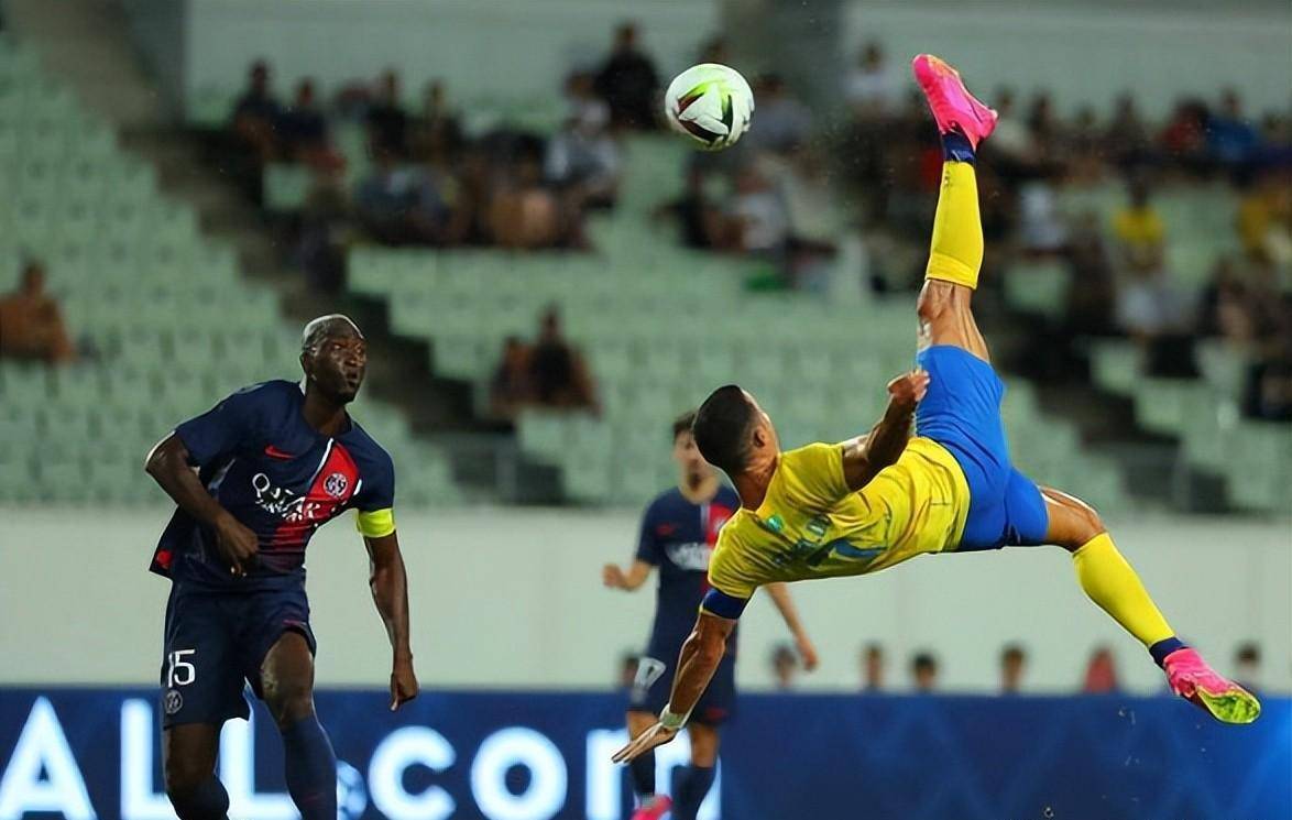 c罗头球救主!球场上的超级英雄再度出击,让球迷疯狂欢呼!