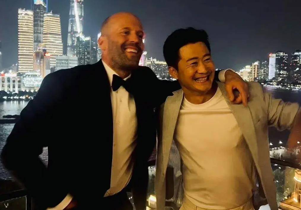 吴京在顶级餐厅请老外吃水饺配二锅头,是投其所好还是抠门?
