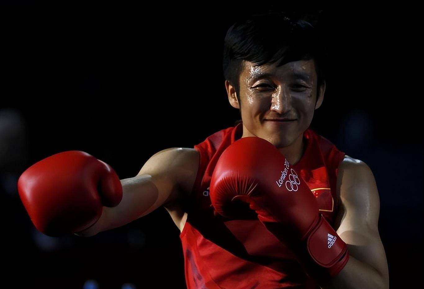 邹市明往往都会取得亚军的成绩,离冠军只有一步之遥,因此邹市明也被冠