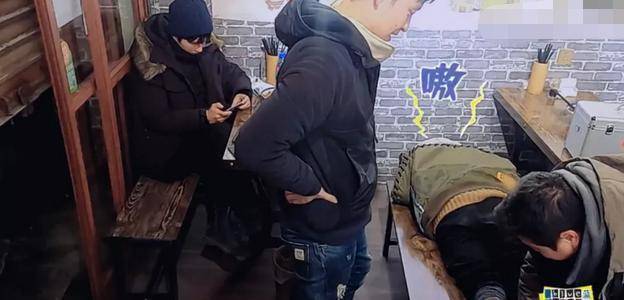 董子健和刘昊然在车前座打闹的时候,王俊凯自然而然倒在后座上睡着了.