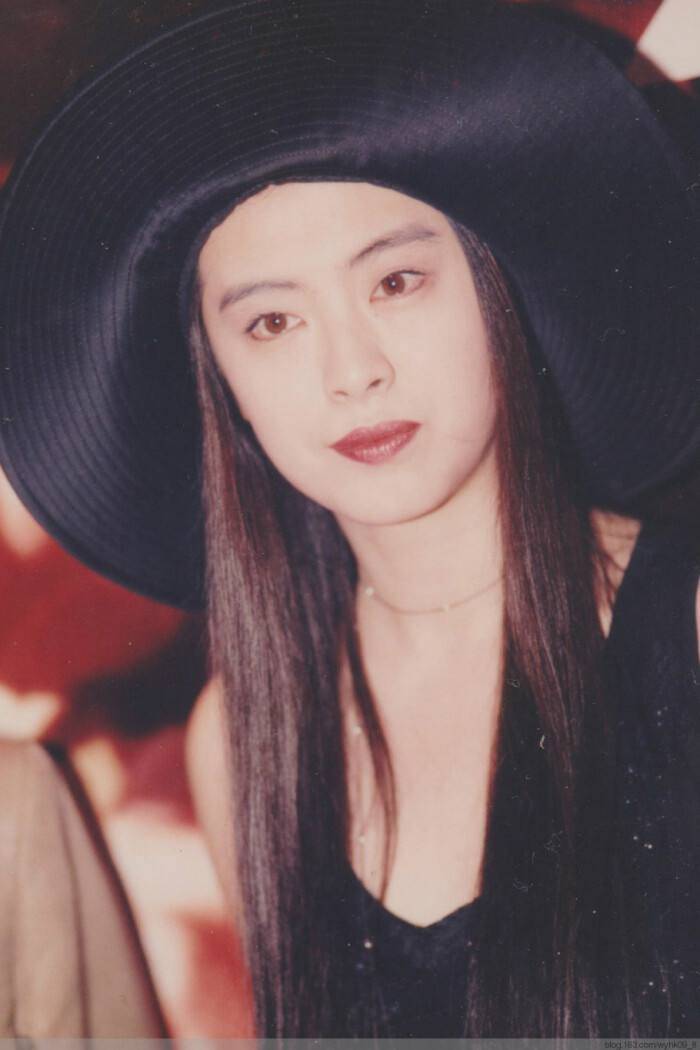 又一个嫁不入豪门的女明星,独居加拿大30年,晒出银行300亿流水_王祖贤