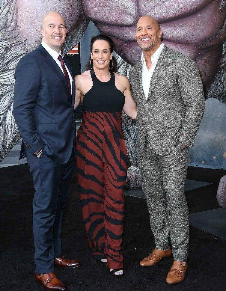 巨石强森年收入超6亿,结婚10年离婚,二婚交往12年生2女才办婚礼_道恩