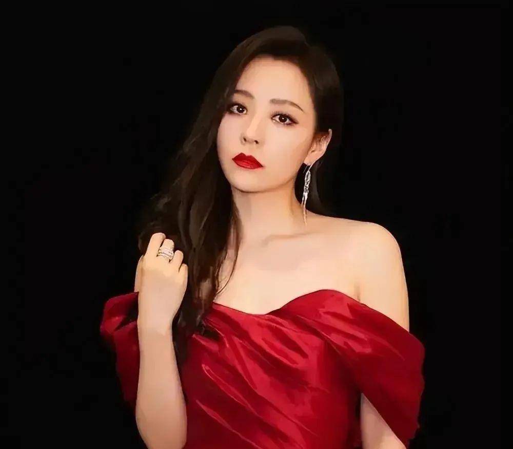 颁奖典礼上,张靓颖身着红色真丝一字肩连衣裙,惊艳亮相.