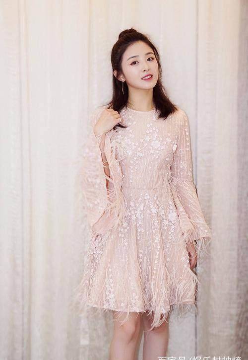 29岁张含韵近照简直仙女,素颜脸型很标致,清清纯纯跟15岁时没差_感觉