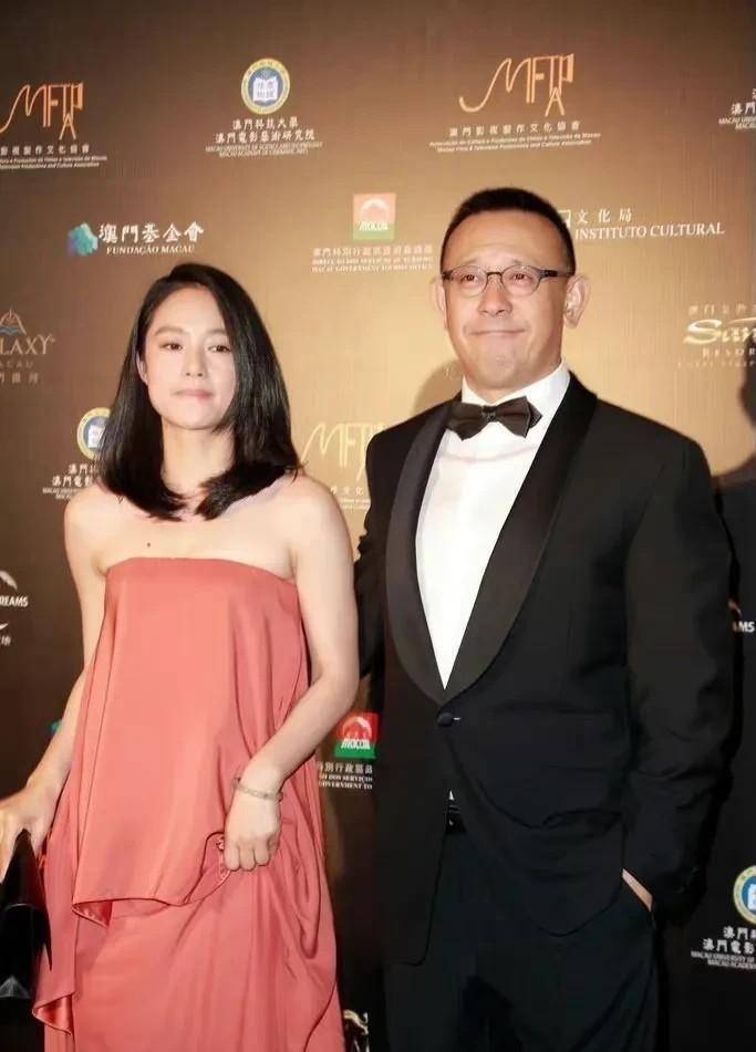 浴巾裙也能穿出优雅感,妆容清淡美得好脱俗_周韵_女性_连体