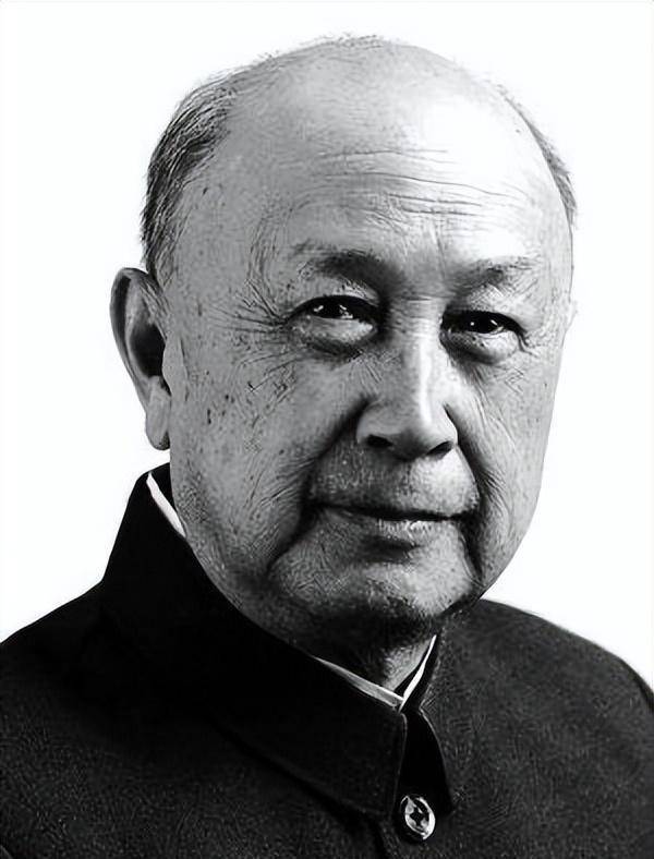 下船时,钱学森对中国旅行社的记者感慨到:"我坚信我一定能回到祖国