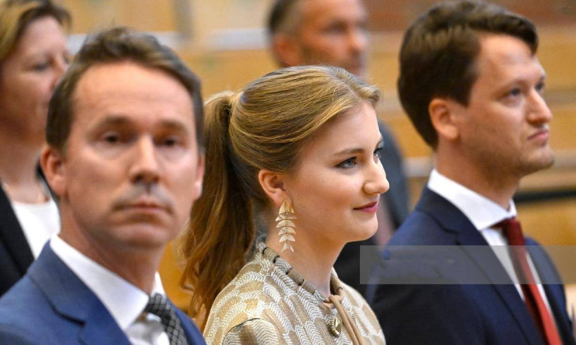 开幕式,裤装打扮扎起马尾辫,这才是00后的打扮_伊丽莎白_工作_父母