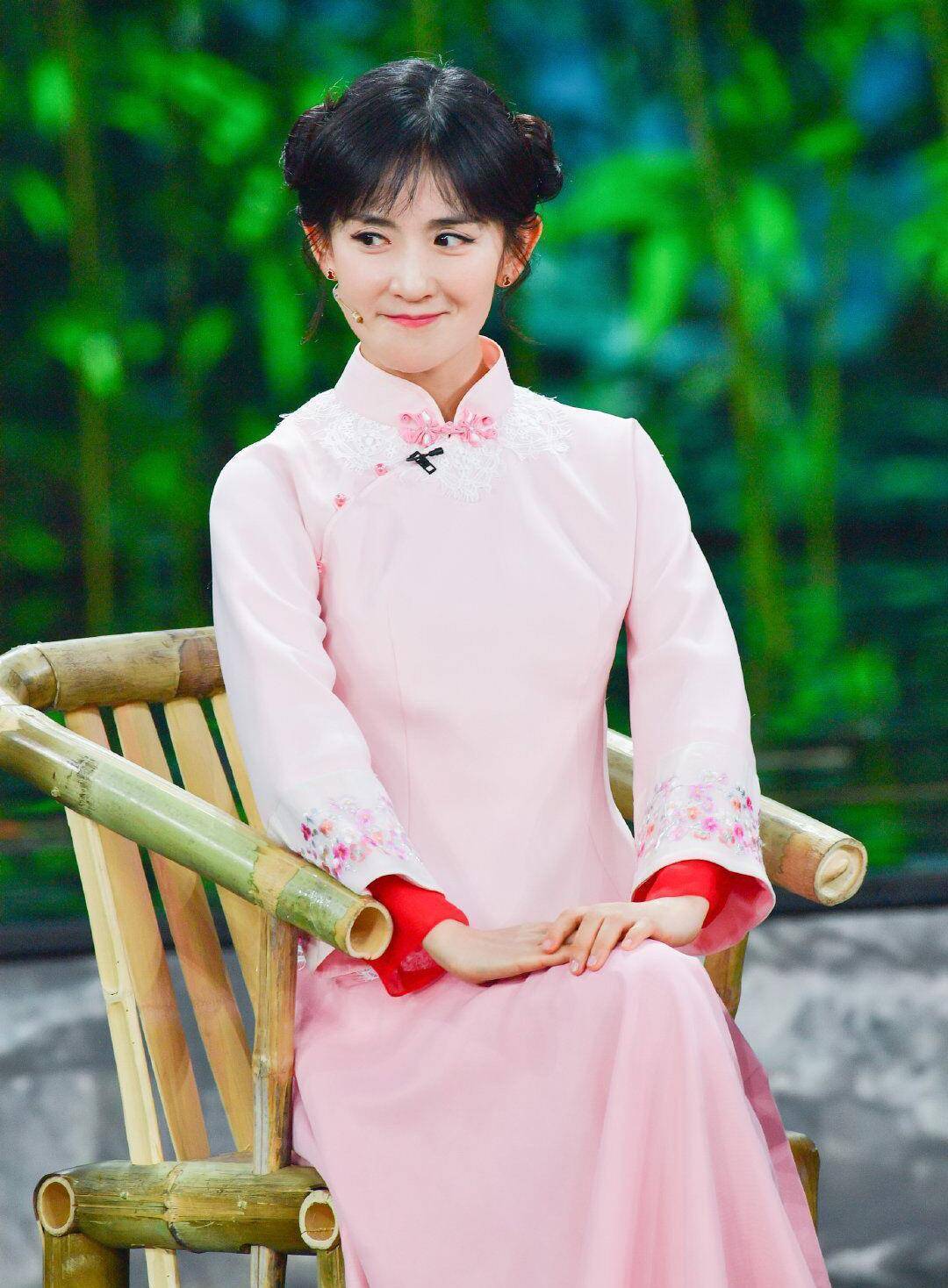 38岁谢娜终于要火了,穿粉裙配双丸子头美到央视,娇俏可人真女神_粉色