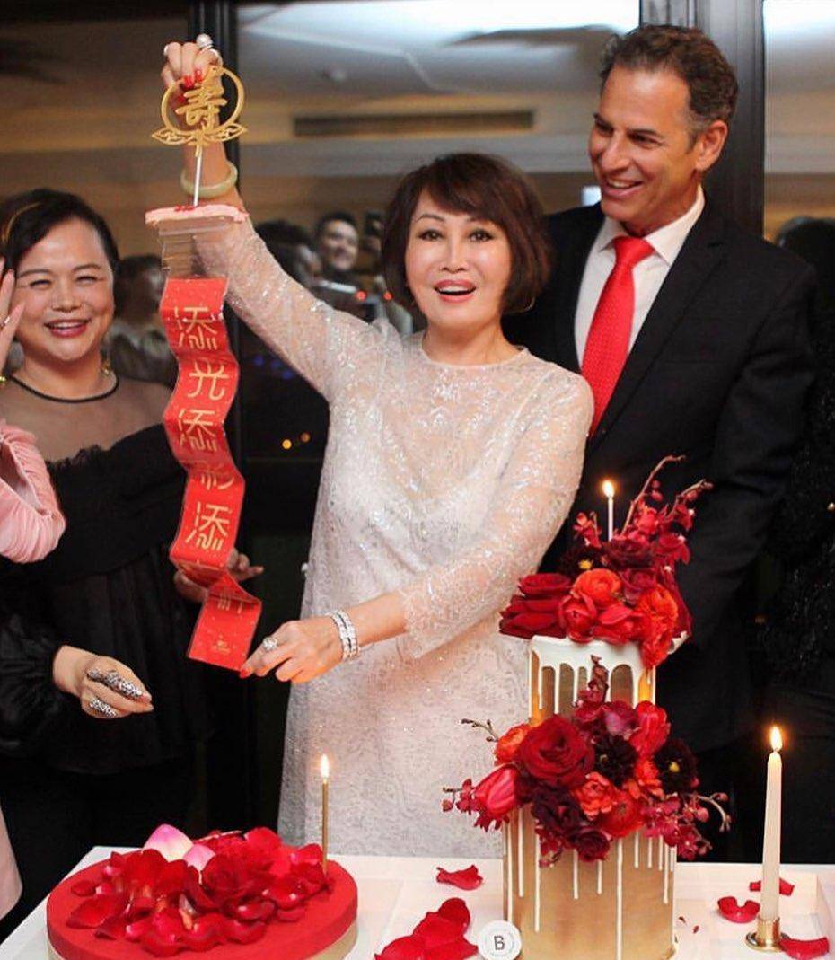 73岁靳羽西公布恋情,十指交叉示爱,男友高大帅气,看上去年轻_allan