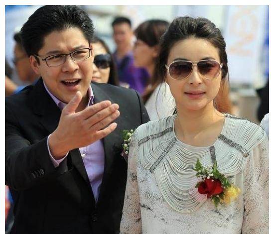 霍中曦兄妹陪妈妈做慈善,霍启刚现任与前任同框,晶晶美过吕庆欣_幼儿