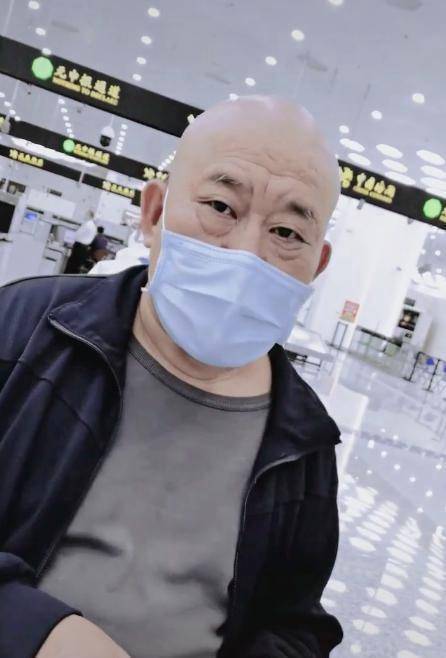 45岁周炜深夜候机,头发花白却调侃杜旭东老,与娇妻同框像父女_高明婷