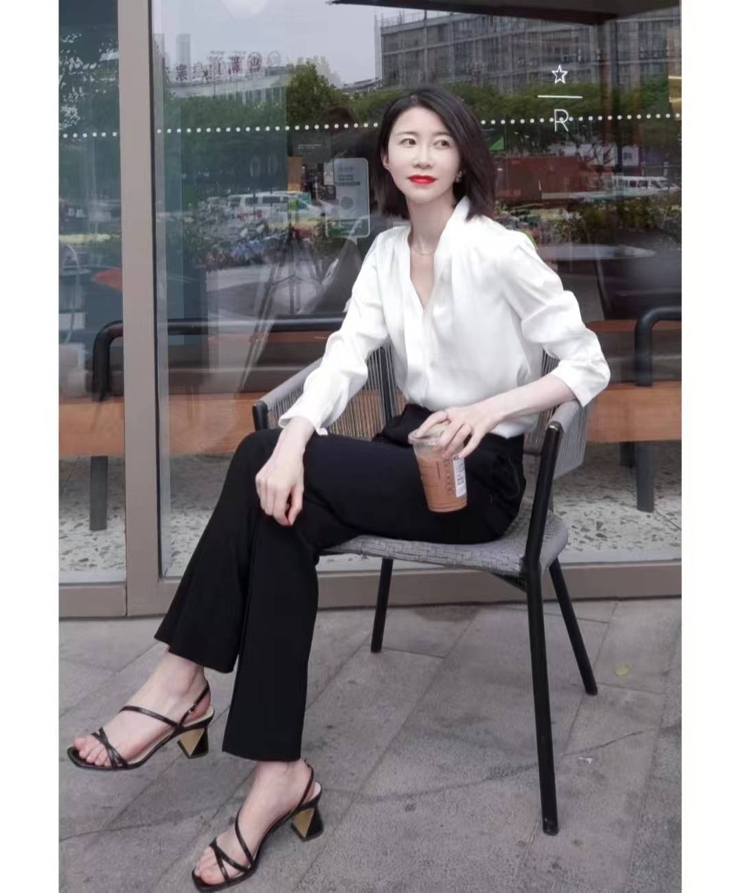 黑裤子搭配白衬衣,优雅气质穿出高级感!