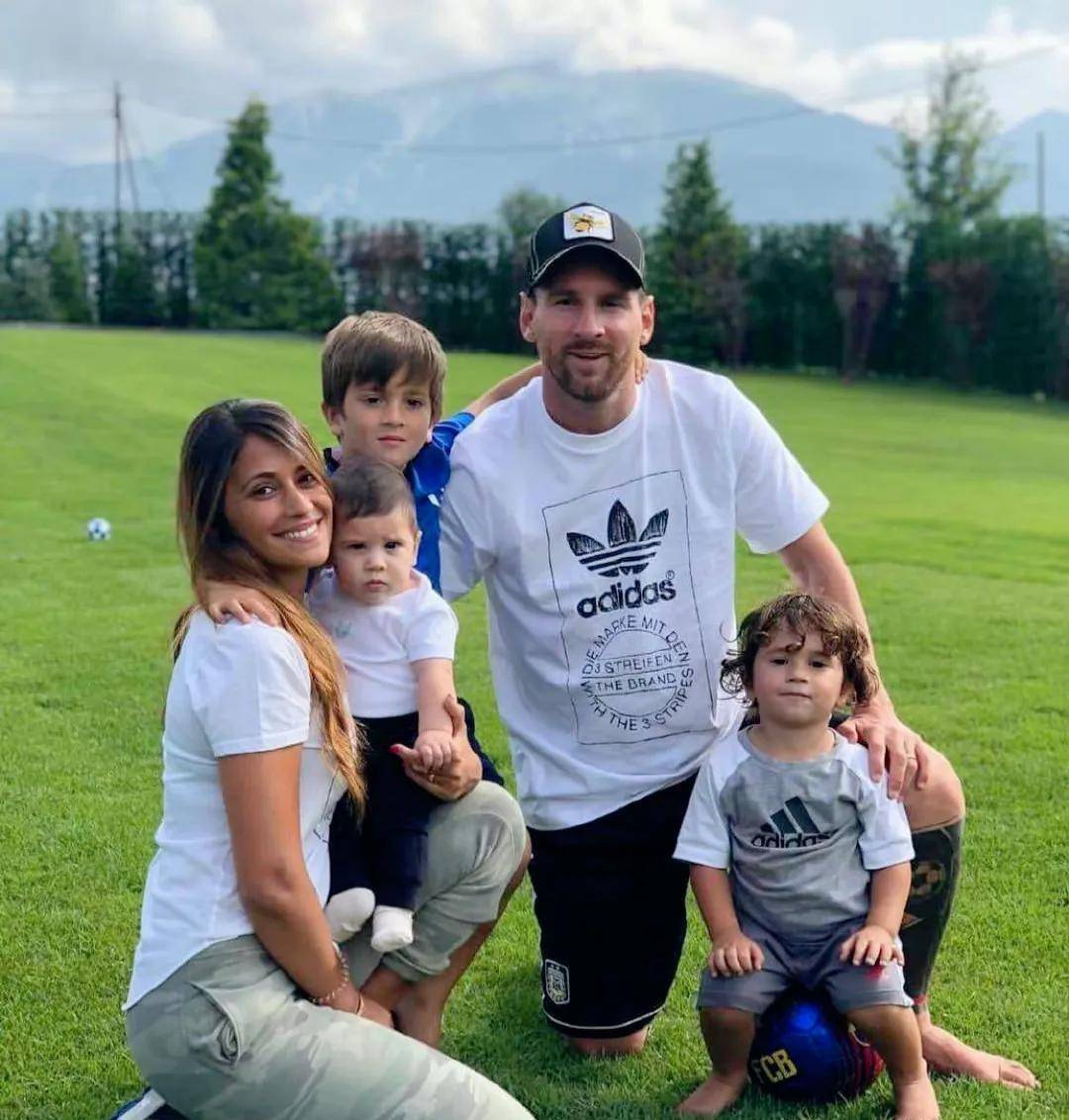 梅西晒出全家福!安东内拉生三胎依旧火辣三儿子都帅_时尚_优点_身材