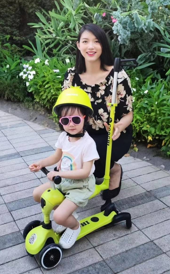 张梓琳晒度假照,俩女儿穿泳装腿长气质佳,妹妹侧颜出镜好漂亮_evelyn