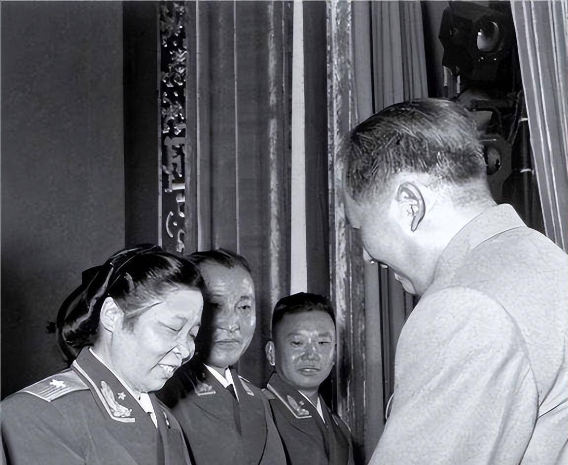 她是新中国首位女将军,童养媳出身,丈夫是上将,却有22个孩子_李贞_甘