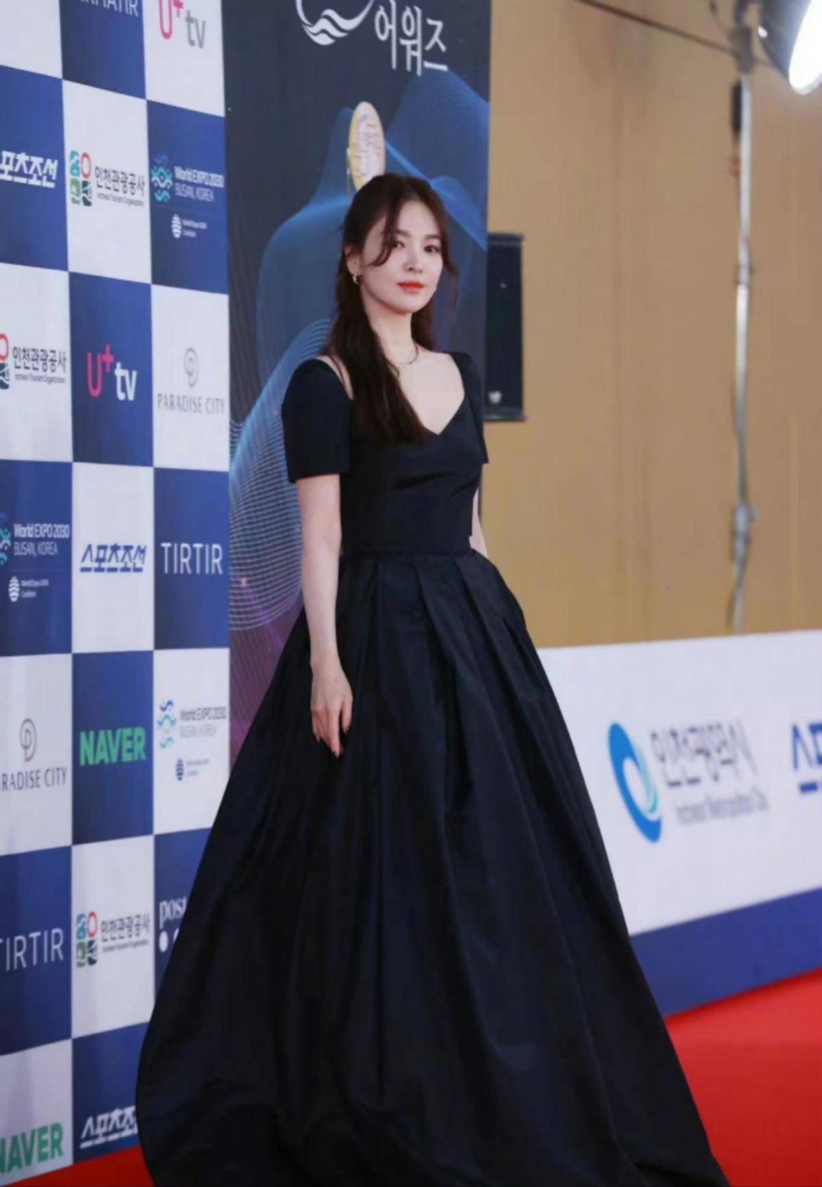 宋慧乔终于拿下青龙奖,穿黑裙眼神都变霸气,这回真扬眉吐气了_风格