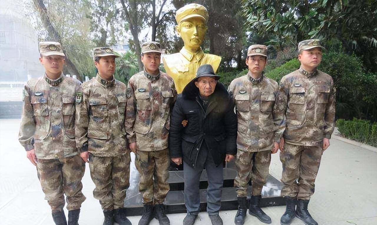 以烈士李海欣命名的高地,遭狂攻10小時,15人對陣400名越軍_陣地_敵人