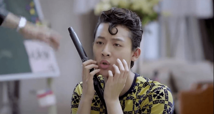 在《极品模王》中,张晚意饰演了一个名叫"王富贵"的模特儿,他奇特的