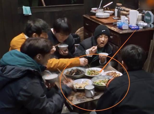 彭彭张艺兴子枫互让最后一块排骨,黄磊举动太抢镜,这私心没谁了_节目