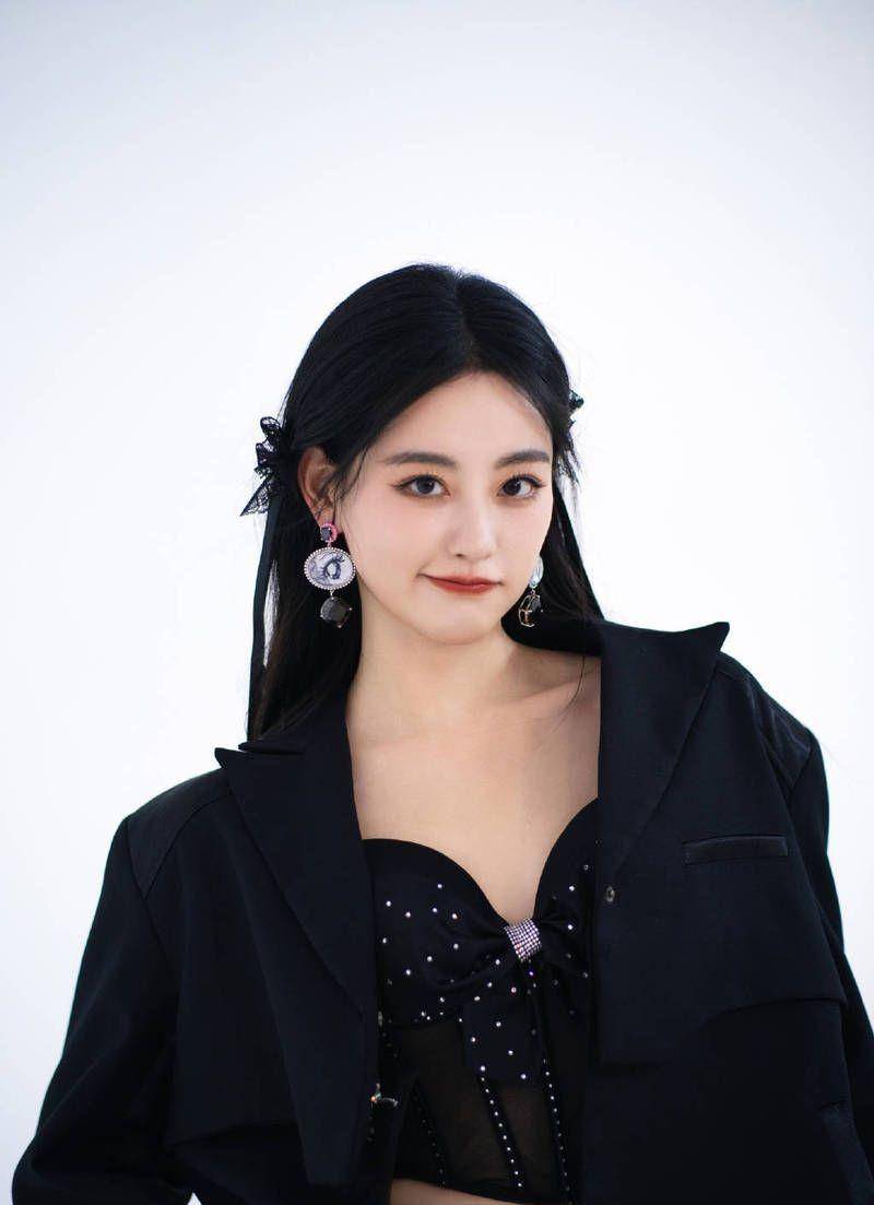 祝绪丹黑色吊带珠宝,超酷飒大锁骨身材逆天_时尚_魅力_造型