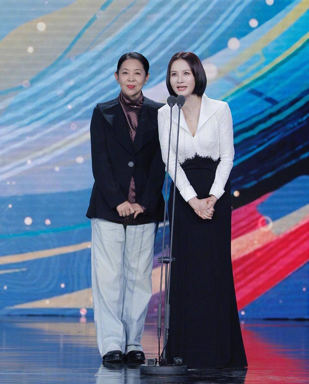 陶红,倪萍,奚美娟都不怕老,她和倪萍一样温文尔雅,奚美娟的身材堪比