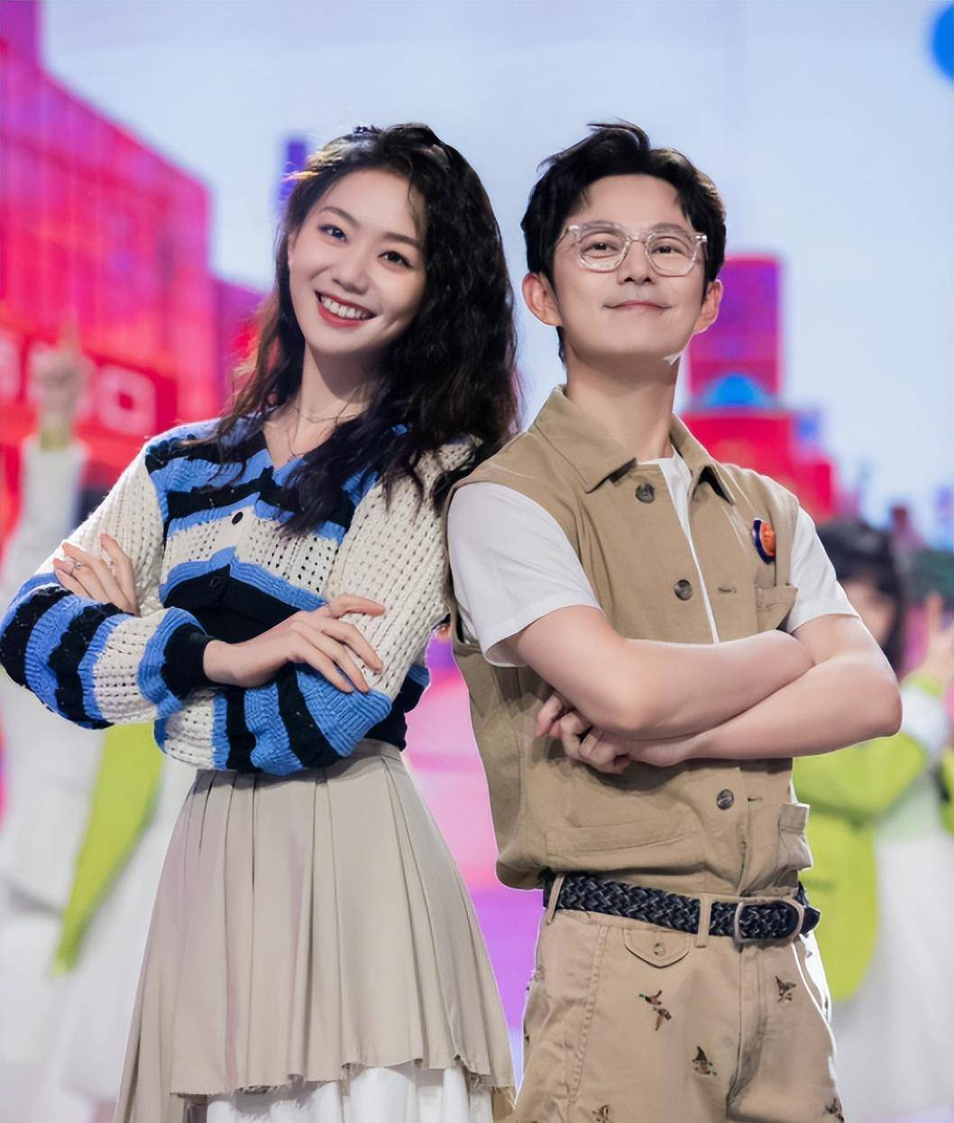 许嵩小14岁女友冯禧被扒,多次和异性动作亲密,恋爱中没有边界感_网友