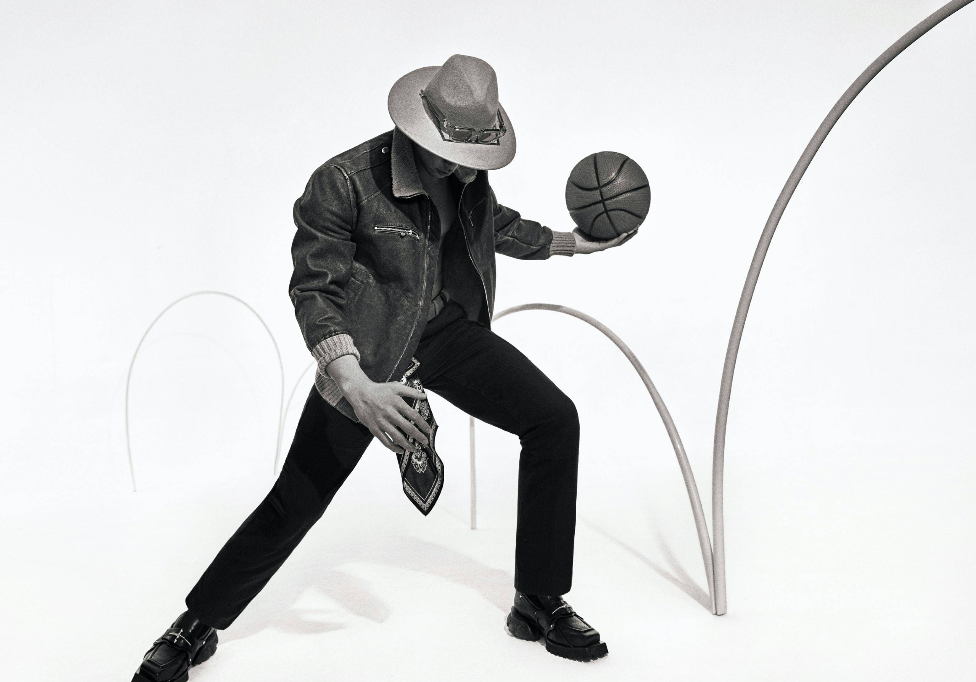 郭艾伦登《体育画报》八月封面,赤膊上阵秀八块腹肌,荷尔蒙爆棚_篮球