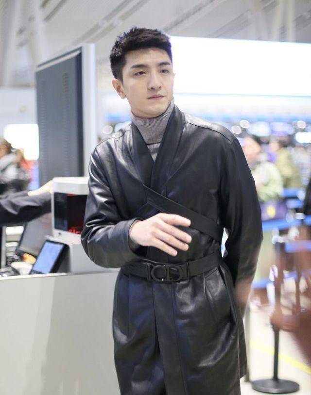 金瀚的长相非常有帅气,面部轮廓也十分硬朗,有人说他长的像林更新,却