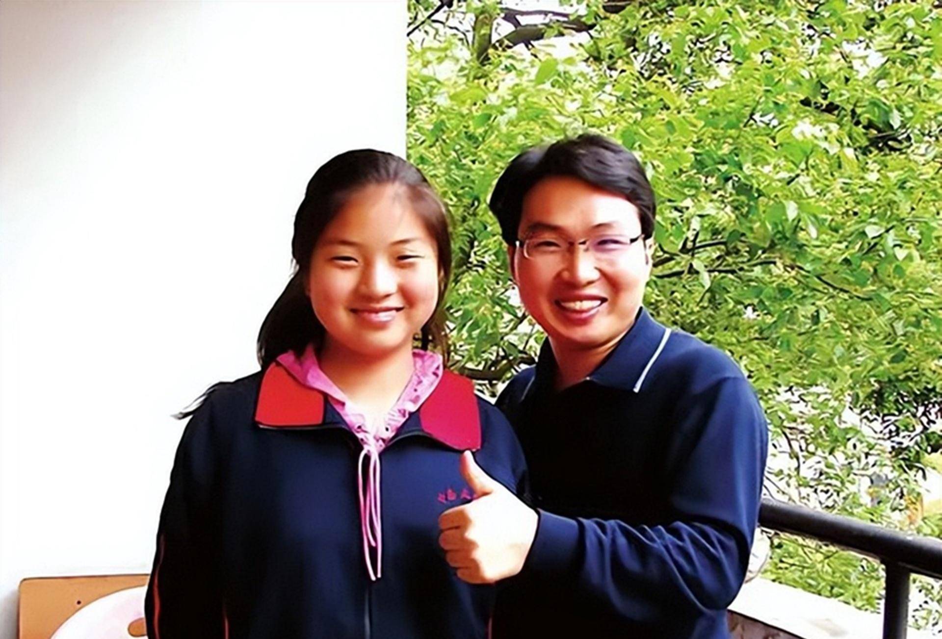 洪战辉:13岁被母亲抛弃,靠捡垃圾凑学费,把弃婴妹妹养大_父亲_生活