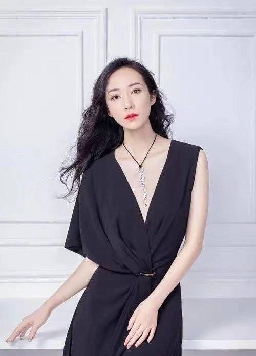 韩雪穿衬衫和裙子,气质却相差很大,一个长得像女神,一个长得像网红