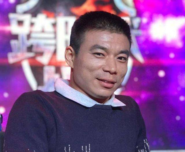 夏西伟:5岁时被生父家暴,落下终生残疾,靠贴膜买下一套房_父亲_母亲