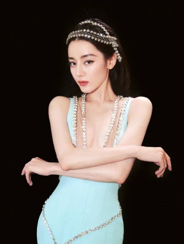 迪丽热巴惊艳《时尚芭莎》红毯天蓝色v字裙绝美造型引爆时尚圈_身材