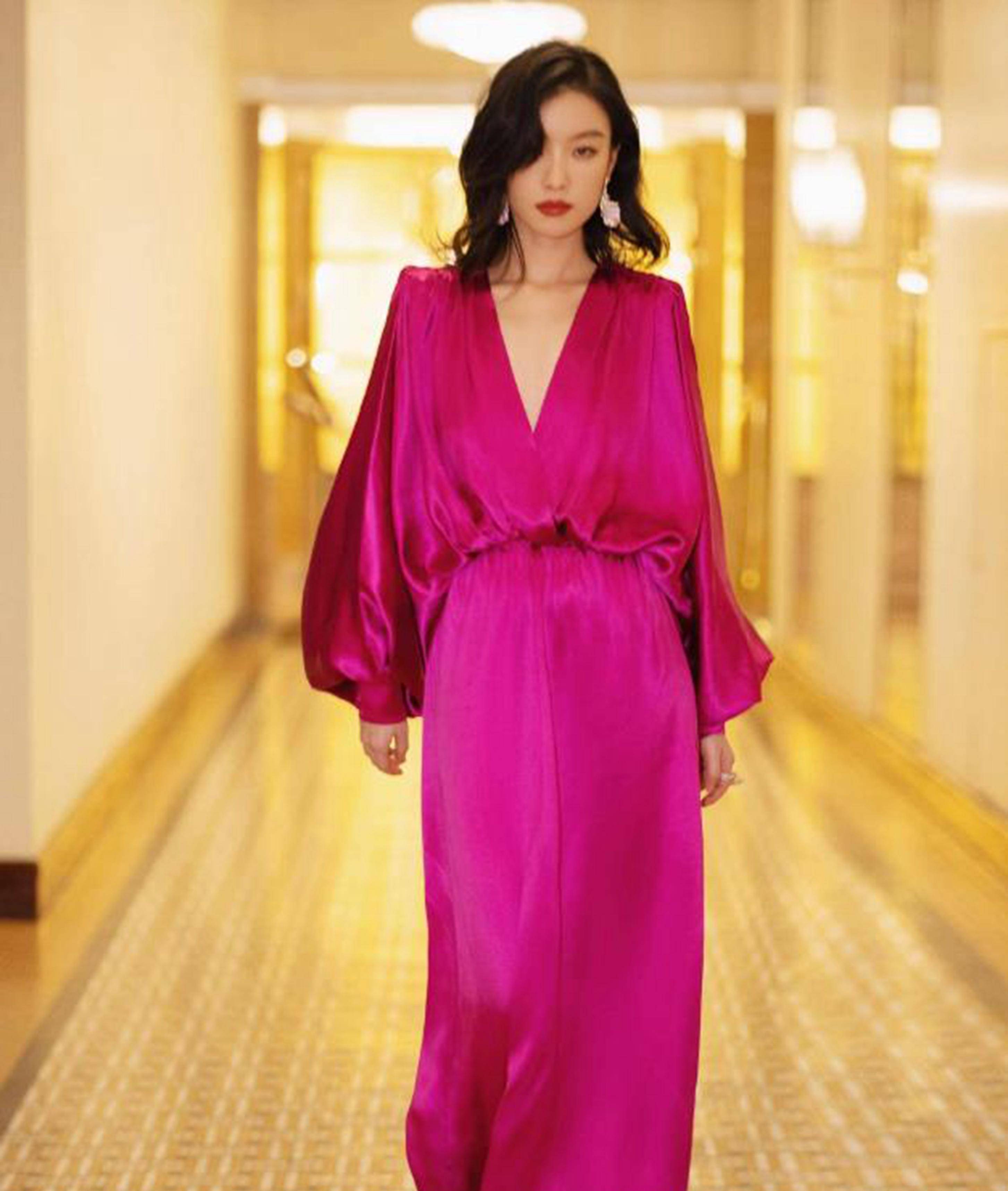 倪妮玫红深v礼服写真,唯美复古,冷艳明亮,褪色如昨日梦_裙子_照片