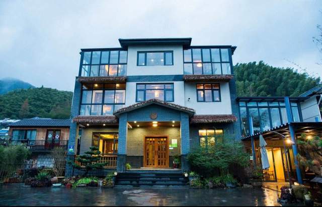 "月薪两万住不起汉庭如家?